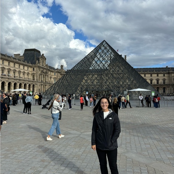 Meet your Posher, Amanda - Picture 2 of 5